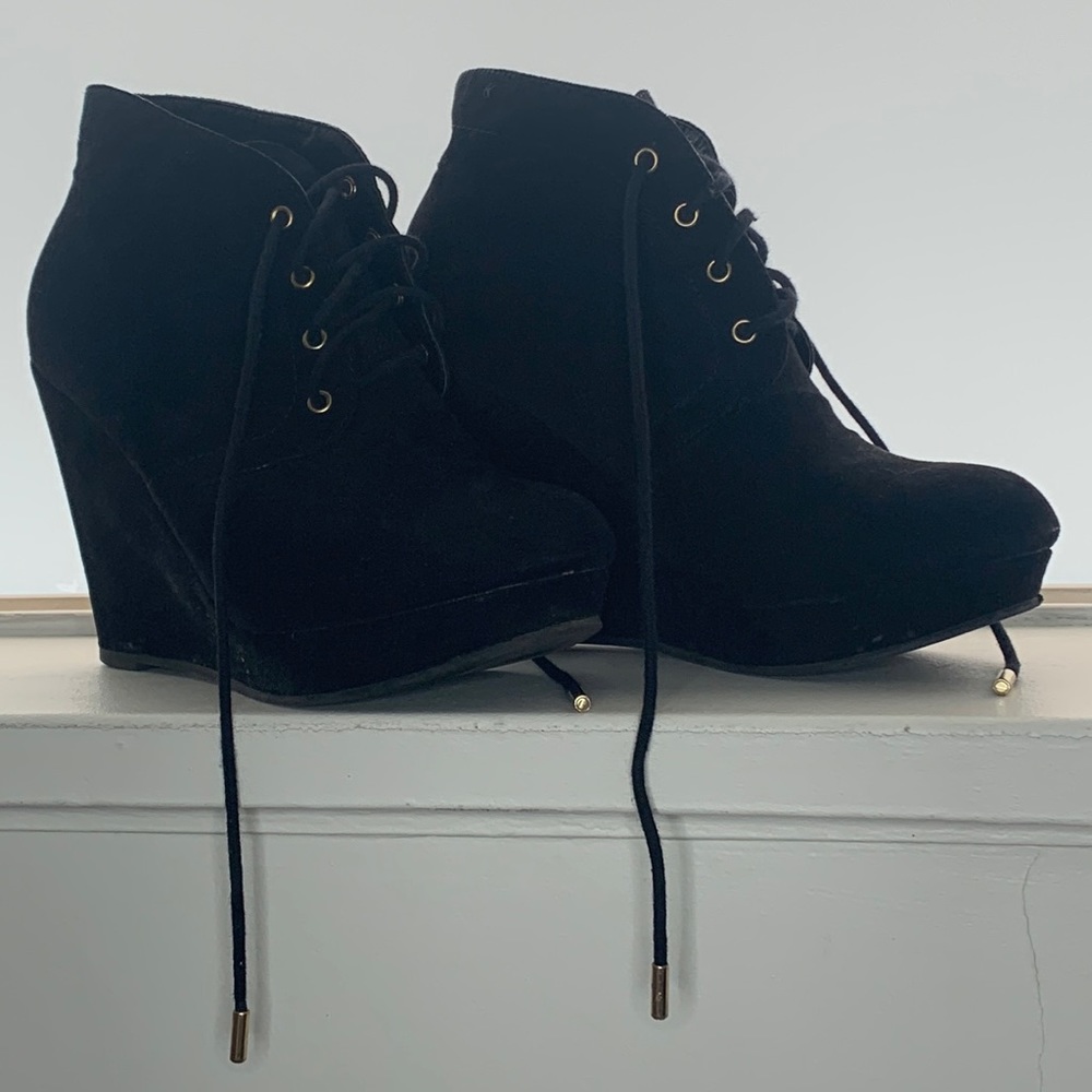🖤Black wedge suede booties 🖤